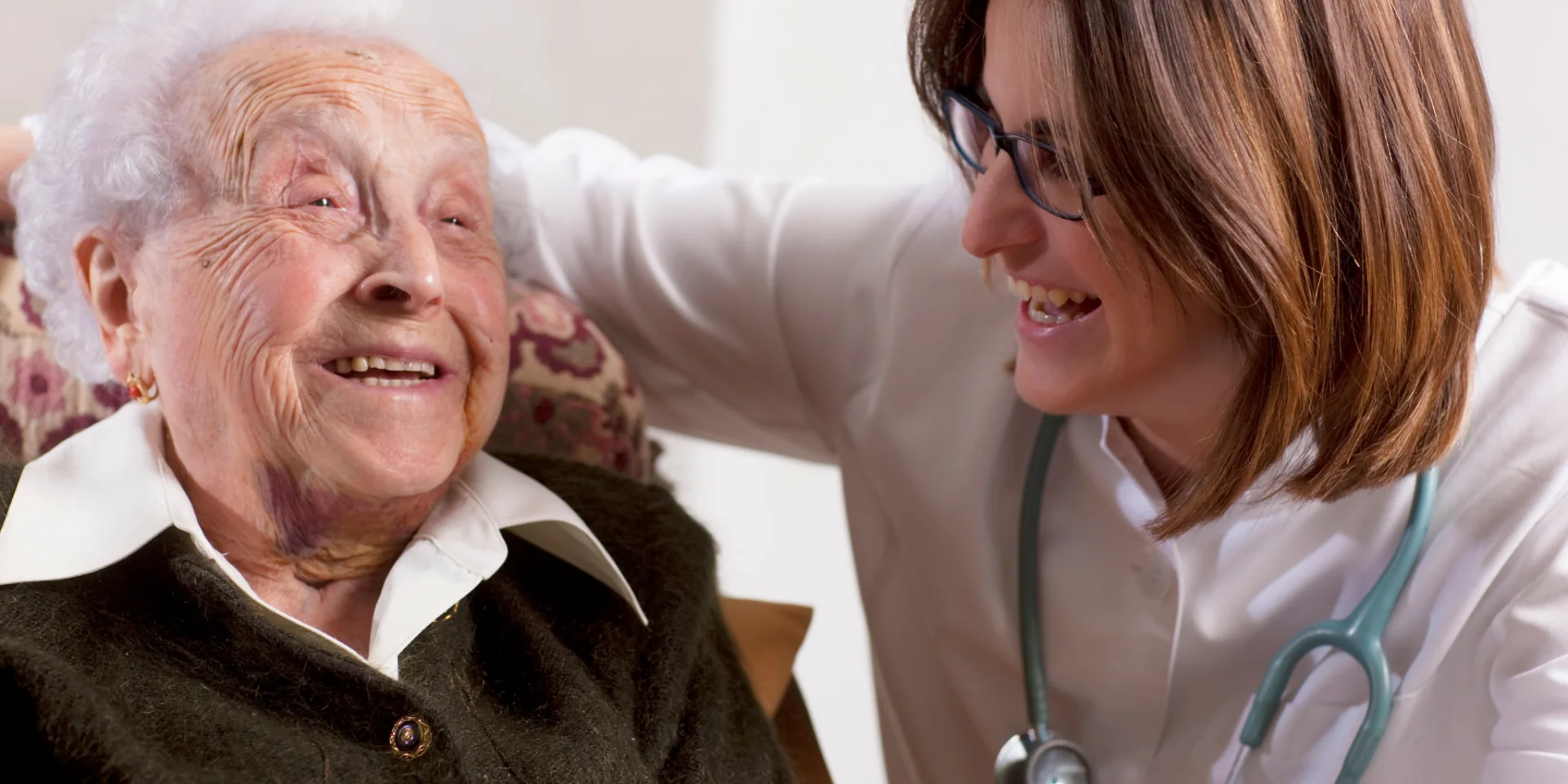 Lachende Seniorin mit ihrer Pflegekraft – Delme-Care, ambulanter Pflegedienst in Delmenhorst