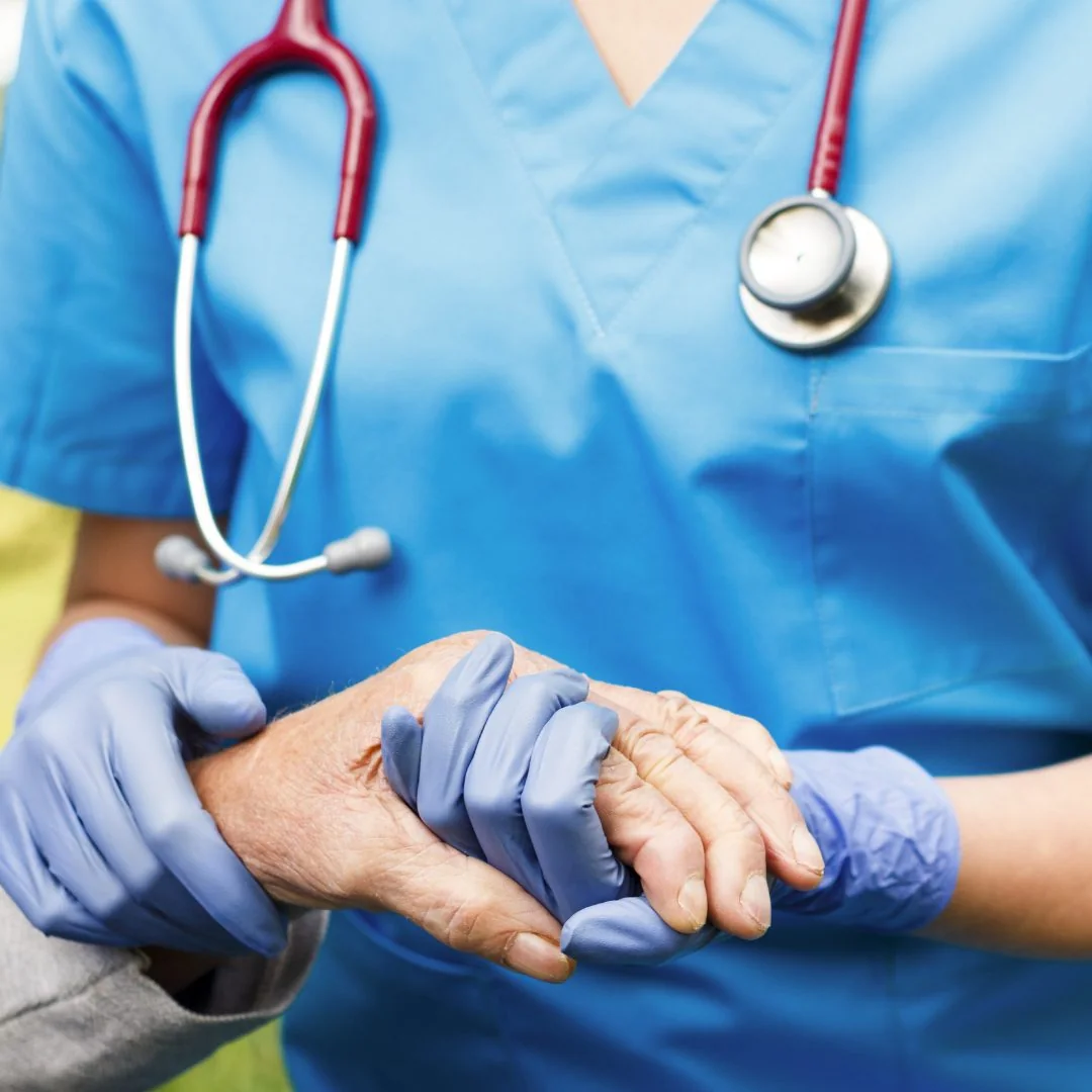 Pflegekraft hält einfühlsam die Hand einer Seniorin – Delme-Care, ambulanter Pflegedienst in Delmenhorst