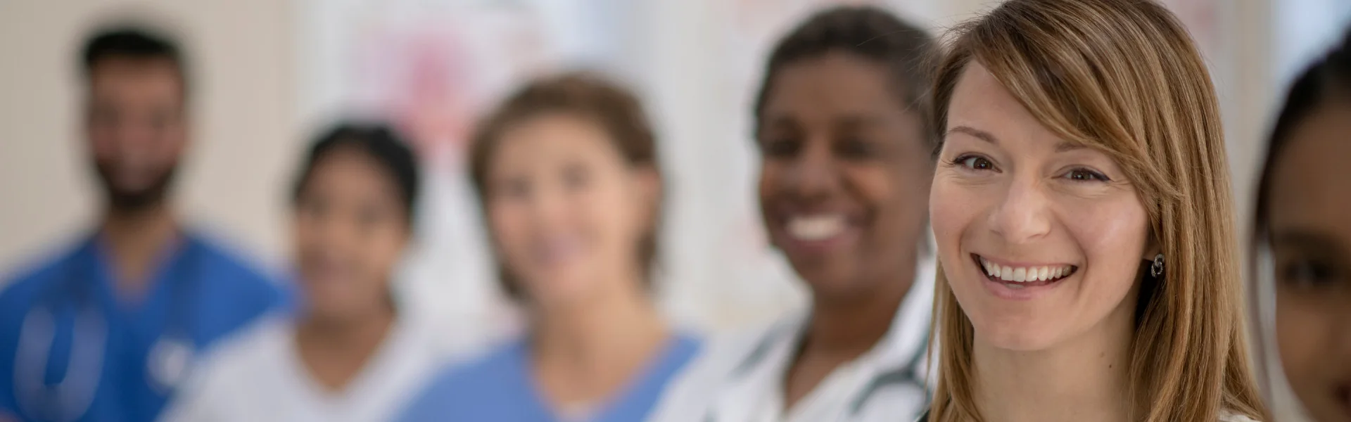 Lächelndes Pflegeteam in Dienstkleidung – Delme-Care, ambulanter Pflegedienst in Delmenhorst